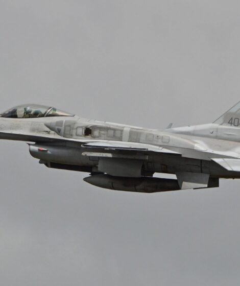F-16. Polska zmienia zasady użycia uzbrojenia. Pilot nie będzie musiał wzrokowo potwierdzać rosyjskiego samolotu, śmigłowca, drona lub rakiety.Autorstwa Alan Wilson – https://www.flickr.com/photos/ajw1970/14552278424/, CC BY-SA 2.0