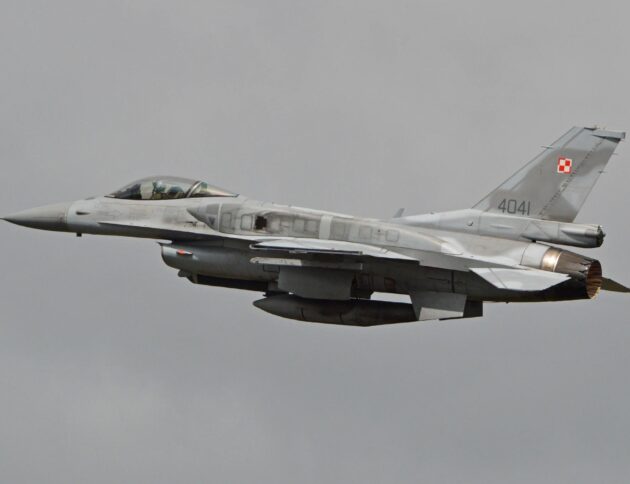 F-16. Polska zmienia zasady użycia uzbrojenia. Pilot nie będzie musiał wzrokowo potwierdzać rosyjskiego samolotu, śmigłowca, drona lub rakiety.Autorstwa Alan Wilson – https://www.flickr.com/photos/ajw1970/14552278424/, CC BY-SA 2.0