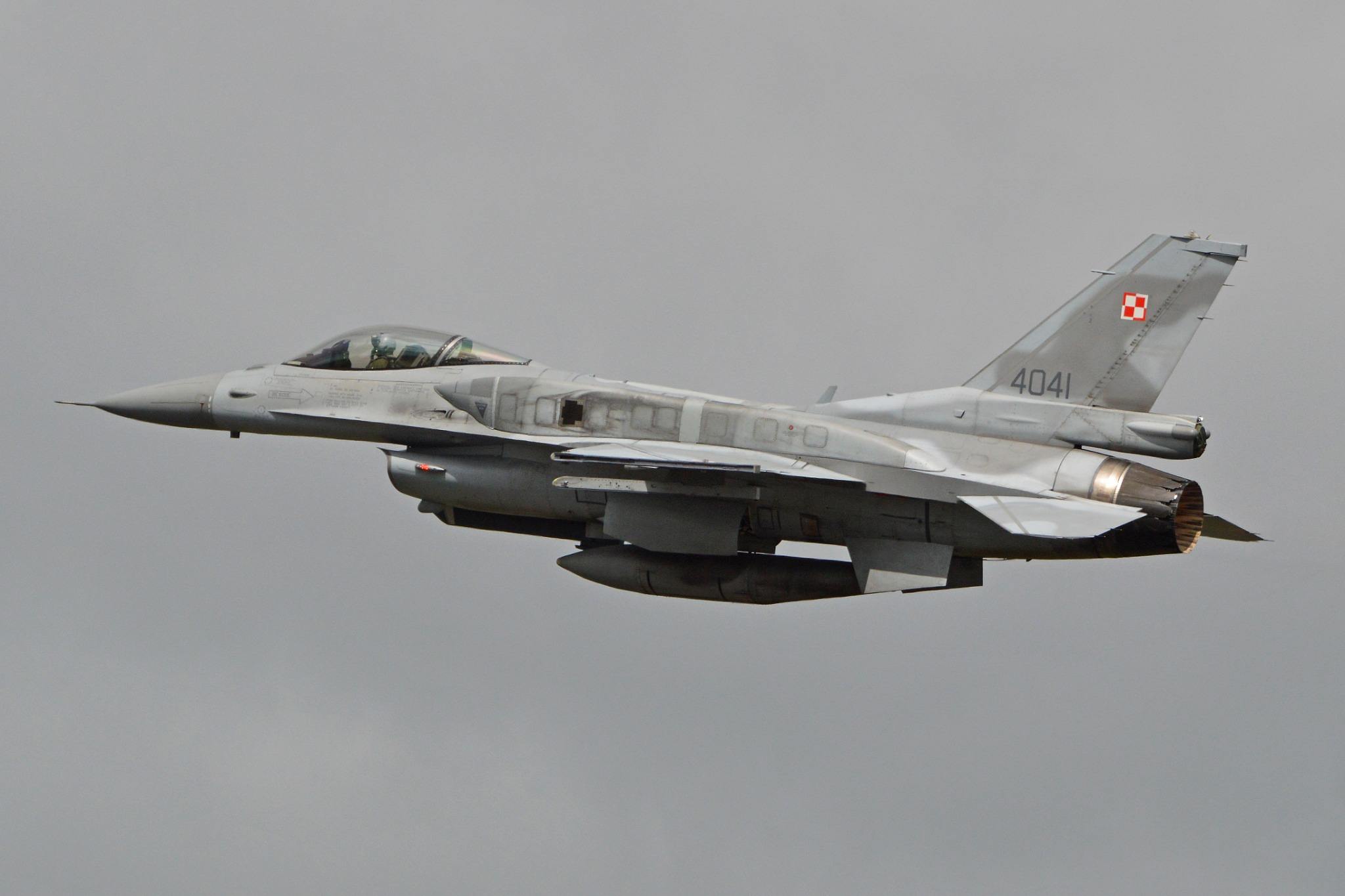 F-16. Polska zmienia zasady użycia uzbrojenia. Pilot nie będzie musiał wzrokowo potwierdzać rosyjskiego samolotu, śmigłowca, drona lub rakiety.Autorstwa Alan Wilson – https://www.flickr.com/photos/ajw1970/14552278424/, CC BY-SA 2.0