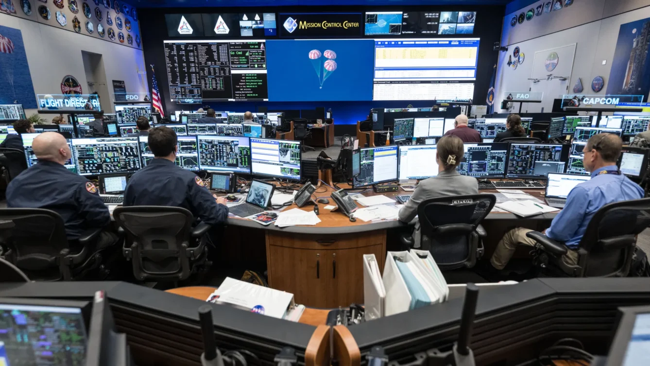 Zespół kontroli lotu misji Artemis II w Białej Sali Kontroli Lotów w Centrum Kosmicznym NASA im. Johnsona w Houston, 10 kwietnia 2026 roku, podczas wodowania kapsuły Artemis II i operacji podejmowania załogi po powrocie na Ziemię.Fot. NASA/Robert Markowitz