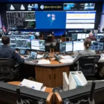 Zespół kontroli lotu misji Artemis II w Białej Sali Kontroli Lotów w Centrum Kosmicznym NASA im. Johnsona w Houston, 10 kwietnia 2026 roku, podczas wodowania kapsuły Artemis II i operacji podejmowania załogi po powrocie na Ziemię. Fot. NASA/Robert Markowitz