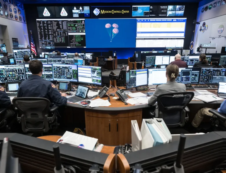 Zespół kontroli lotu misji Artemis II w Białej Sali Kontroli Lotów w Centrum Kosmicznym NASA im. Johnsona w Houston, 10 kwietnia 2026 roku, podczas wodowania kapsuły Artemis II i operacji podejmowania załogi po powrocie na Ziemię. Fot. NASA/Robert Markowitz