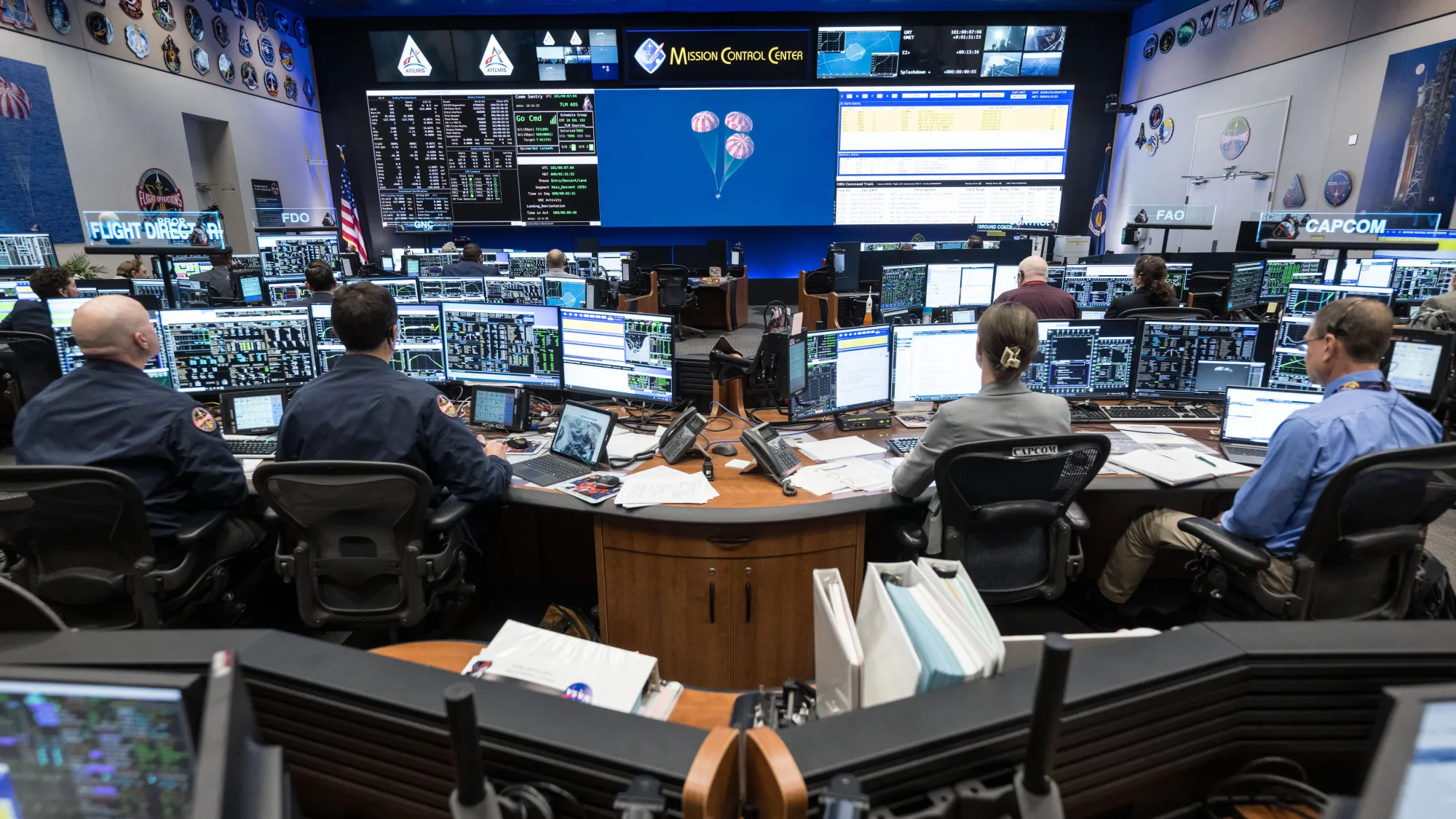 Zespół kontroli lotu misji Artemis II w Białej Sali Kontroli Lotów w Centrum Kosmicznym NASA im. Johnsona w Houston, 10 kwietnia 2026 roku, podczas wodowania kapsuły Artemis II i operacji podejmowania załogi po powrocie na Ziemię. Fot. NASA/Robert Markowitz