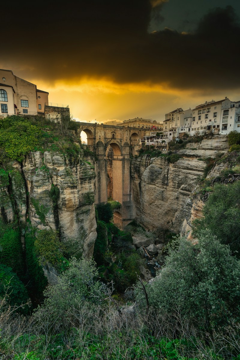 Ronda, Andaluzja. Nowy szlak El Tajo w Rondzie prowadzi pod Puente Nuevo i dnem potężnego wąwozu. Sprawdź trasę, ceny, godziny i atrakcje okolicy. fot: Alexander London/Unsplash