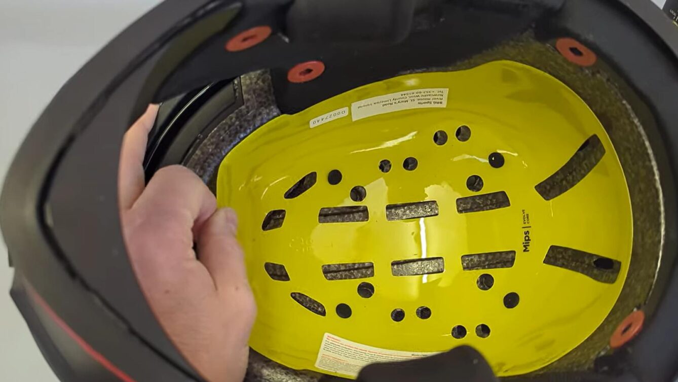 Kask z MIPS. źródło: https://www.bennetts.co.uk/