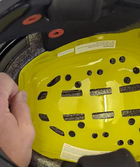 Kask z MIPS. źródło: https://www.bennetts.co.uk/