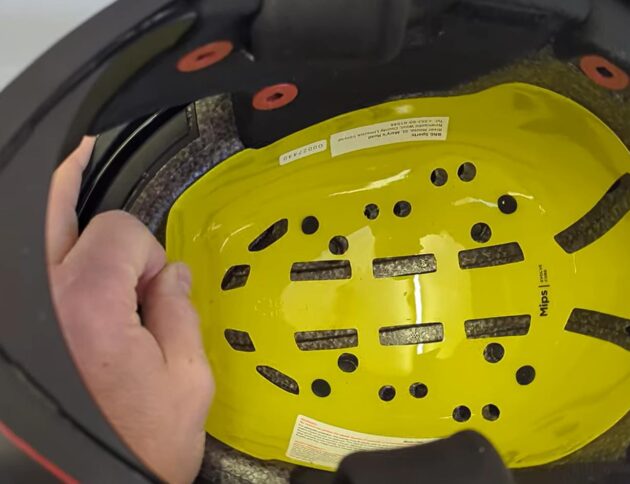Kask z MIPS. źródło: https://www.bennetts.co.uk/