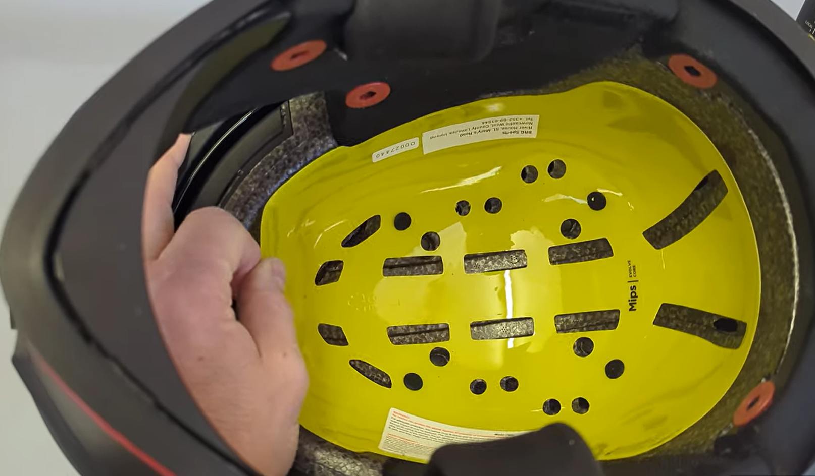 Kask z MIPS. źródło: https://www.bennetts.co.uk/