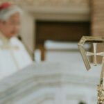 Proboszcz na Mazowszu za 10 proc. prowizji pomagał w oszustwach podatkowych. CBA: 28 mln zł fikcyjnych darowizn, 110 osób z zarzutami. fot: Karl Raymund Catabas/Unsplash