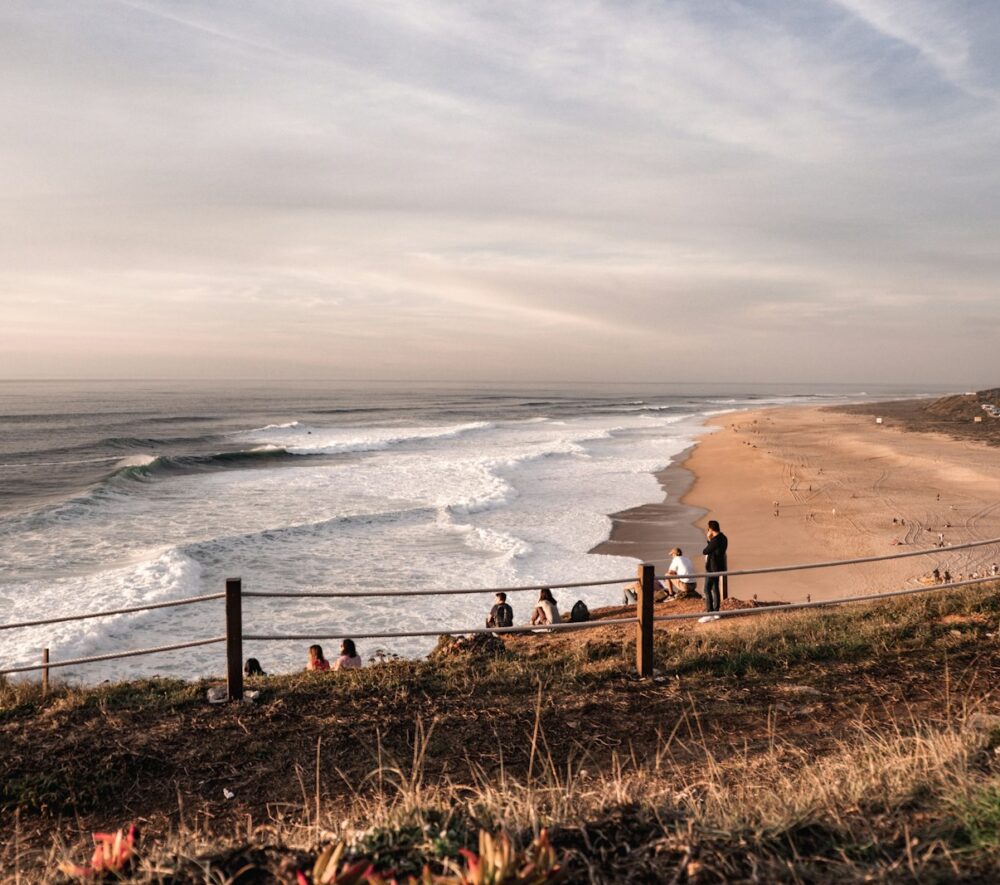 Nazare, Portugalia. Gdzie pojechać na wakacje w 2027 roku? Sprawdź najpopularniejsze kierunki Polaków, miasta, do których staniały loty, oraz sposoby na tańszy urlop. fot: Karina Skrypnik/Unsplash