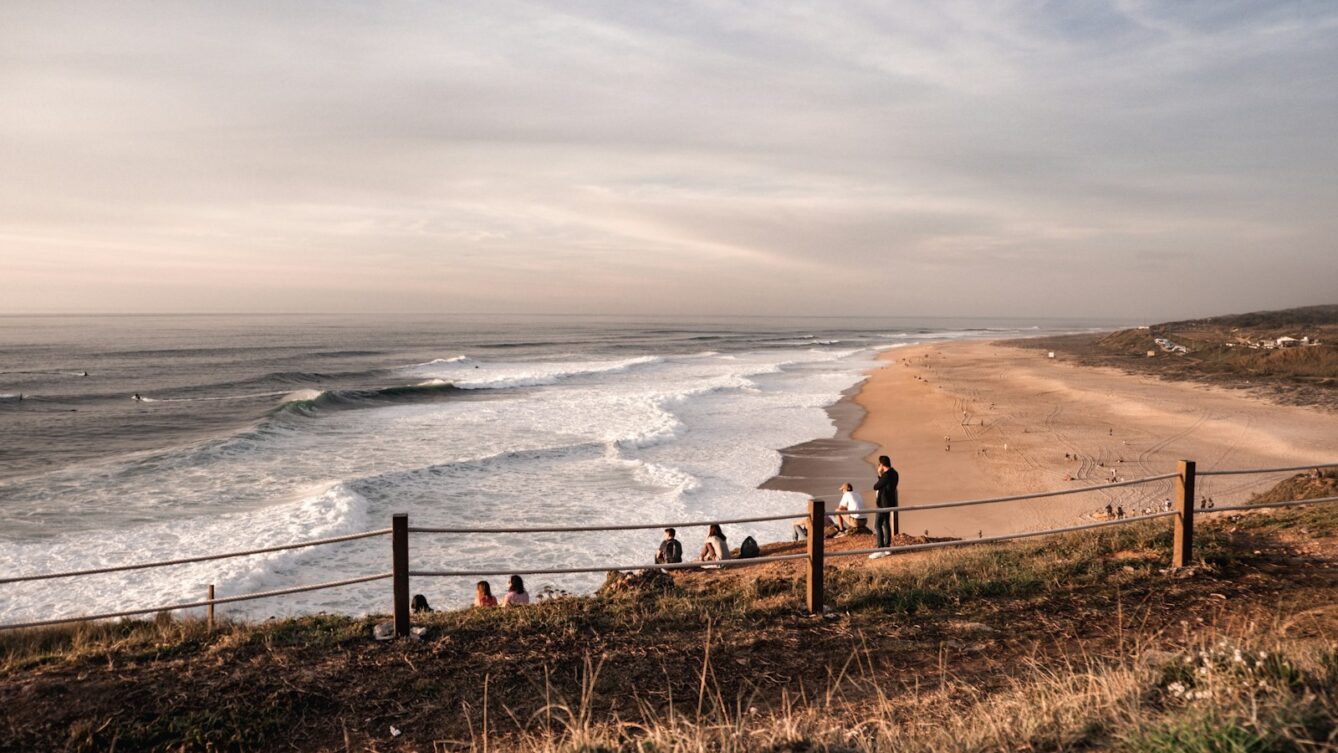 Nazare, Portugalia. Gdzie pojechać na wakacje w 2027 roku? Sprawdź najpopularniejsze kierunki Polaków, miasta, do których staniały loty, oraz sposoby na tańszy urlop. fot: Karina Skrypnik/Unsplash