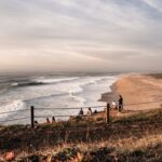 Nazare, Portugalia. Gdzie pojechać na wakacje w 2027 roku? Sprawdź najpopularniejsze kierunki Polaków, miasta, do których staniały loty, oraz sposoby na tańszy urlop. fot: Karina Skrypnik/Unsplash