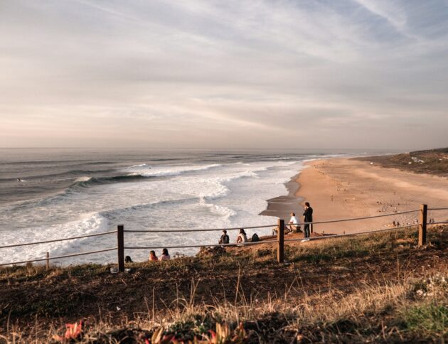 Nazare, Portugalia. Gdzie pojechać na wakacje w 2027 roku? Sprawdź najpopularniejsze kierunki Polaków, miasta, do których staniały loty, oraz sposoby na tańszy urlop. fot: Karina Skrypnik/Unsplash