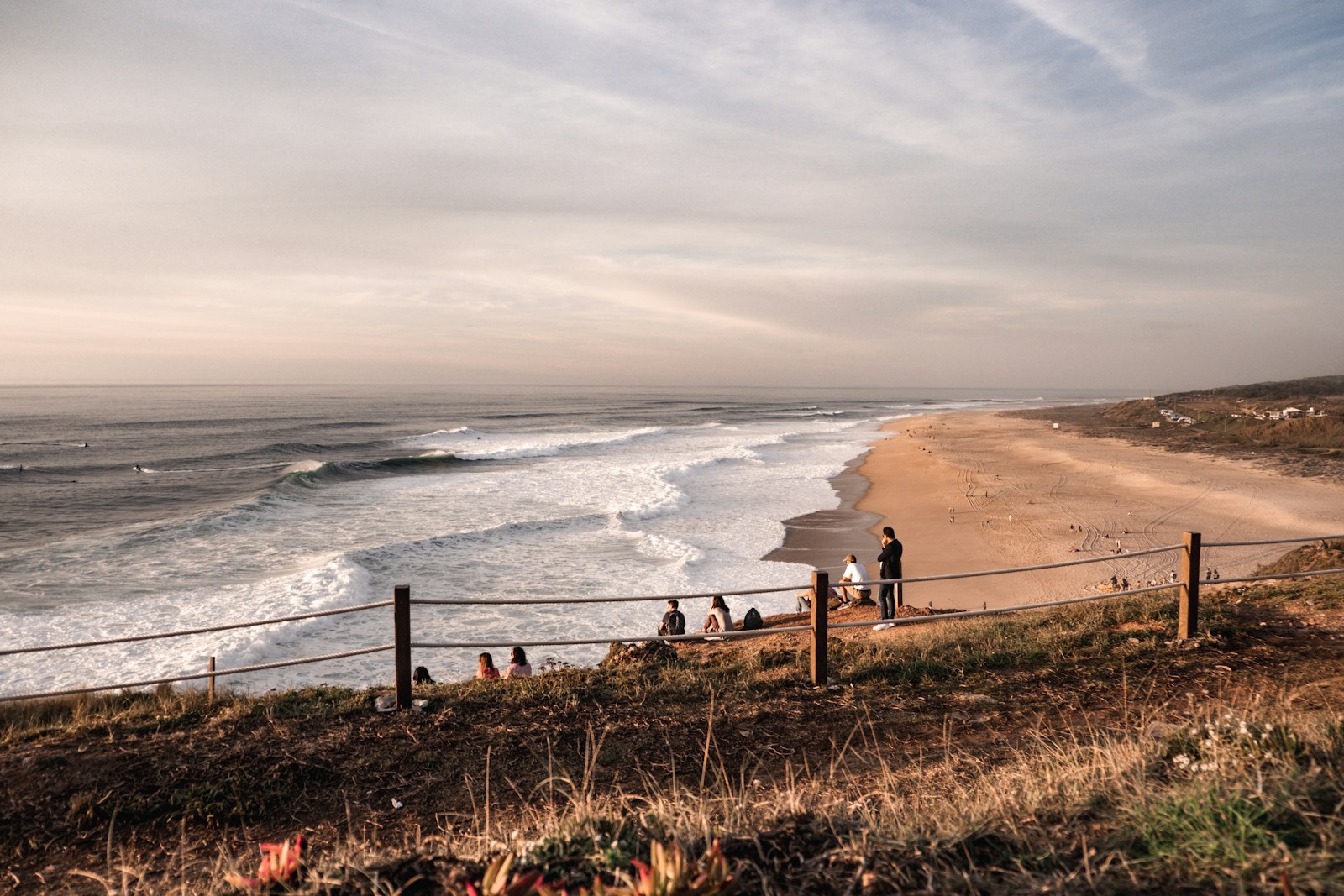 Nazare, Portugalia. Gdzie pojechać na wakacje w 2027 roku? Sprawdź najpopularniejsze kierunki Polaków, miasta, do których staniały loty, oraz sposoby na tańszy urlop. fot: Karina Skrypnik/Unsplash