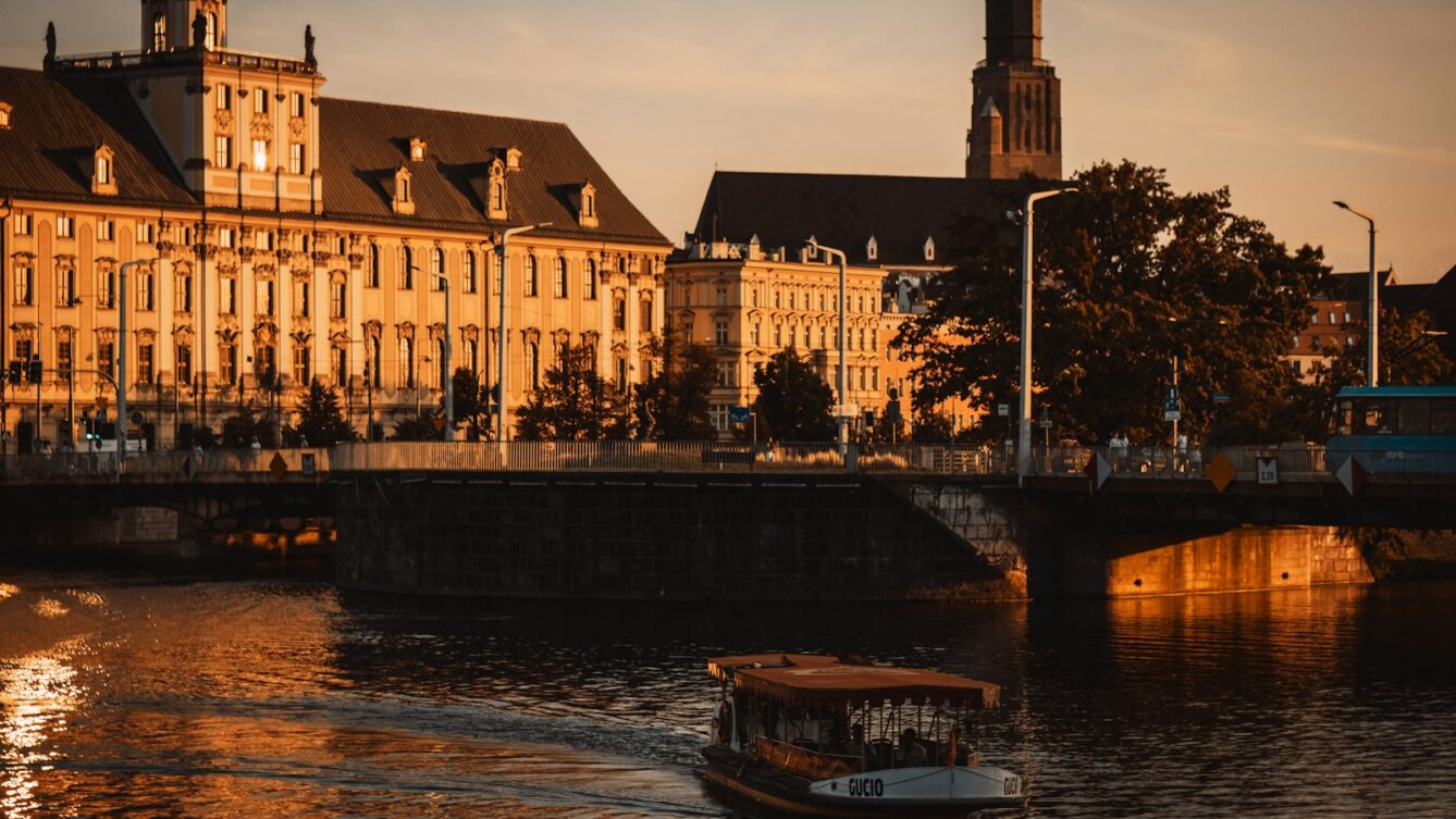 Wrocław drugi w światowym rankingu Skyscannera, pierwszy w Europie na tani weekend. Dwie gwiazdki Michelin i zachwyceni zagraniczni turyści. fot: Dawid Tkocz/ Unsplash