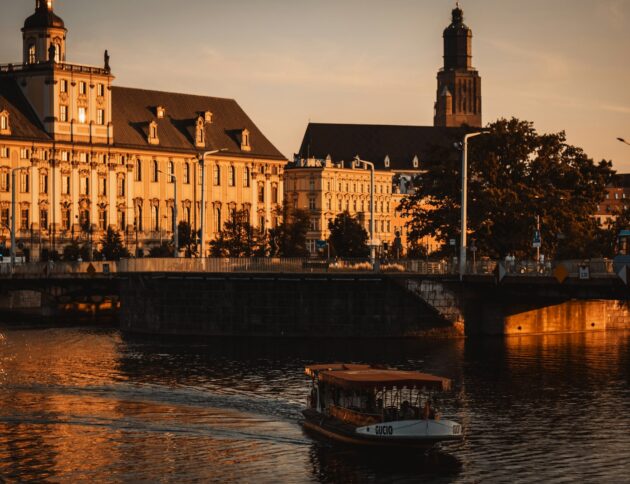 Wrocław drugi w światowym rankingu Skyscannera, pierwszy w Europie na tani weekend. Dwie gwiazdki Michelin i zachwyceni zagraniczni turyści. fot: Dawid Tkocz/ Unsplash