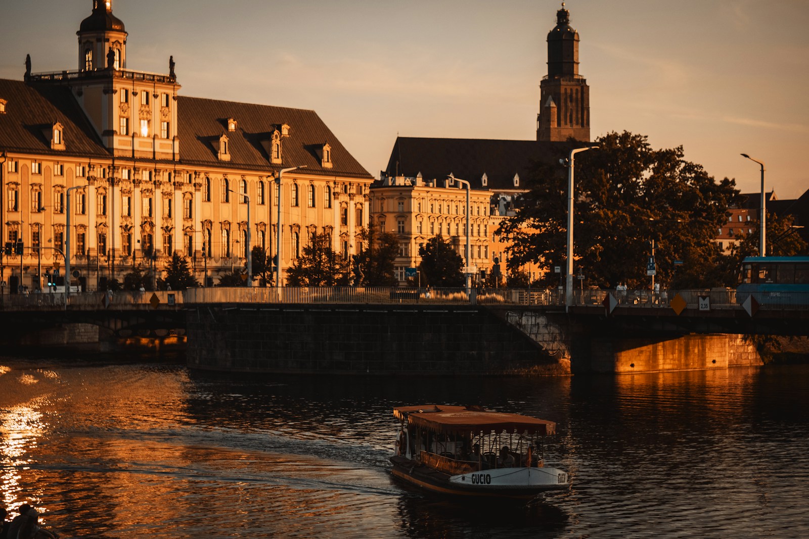 Wrocław drugi w światowym rankingu Skyscannera, pierwszy w Europie na tani weekend. Dwie gwiazdki Michelin i zachwyceni zagraniczni turyści. fot: Dawid Tkocz/ Unsplash