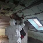 Czy pianka PUR robi z domu termos? Sprawdzamy paroprzepuszczalność, wilgoć, wentylację oraz ryzyko pleśni i gnicia więźby.