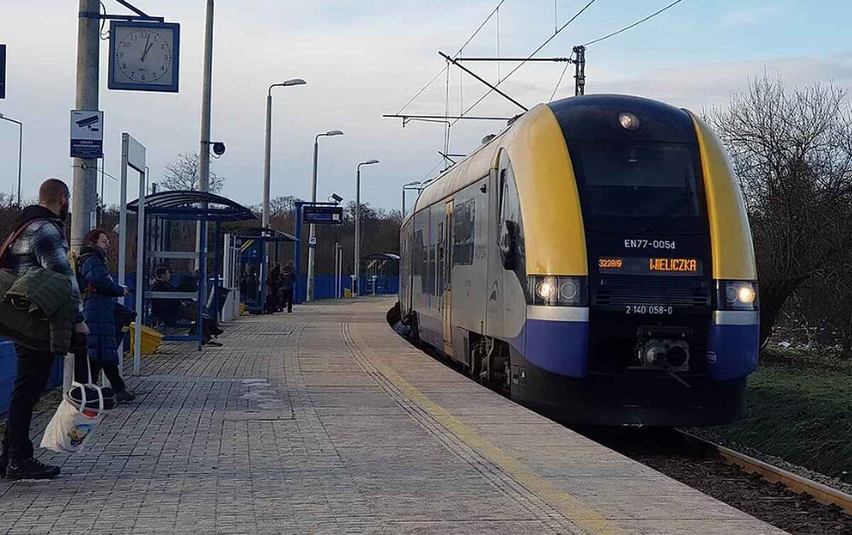 Stacja PK w Wieliczce. Suburbanizacja w Polsce przyspiesza. Sprawdź ceny mieszkań w Poznaniu, Krakowie i na przedmieściach oraz koszty codziennych dojazdów. Autorstwa Igor123121 – Praca własna, CC BY-SA 4.0