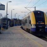 Stacja PK w Wieliczce. Suburbanizacja w Polsce przyspiesza. Sprawdź ceny mieszkań w Poznaniu, Krakowie i na przedmieściach oraz koszty codziennych dojazdów. Autorstwa Igor123121 – Praca własna, CC BY-SA 4.0