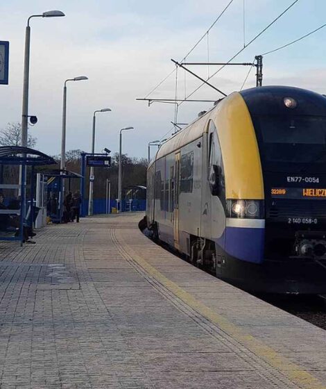 Stacja PK w Wieliczce. Suburbanizacja w Polsce przyspiesza. Sprawdź ceny mieszkań w Poznaniu, Krakowie i na przedmieściach oraz koszty codziennych dojazdów. Autorstwa Igor123121 – Praca własna, CC BY-SA 4.0