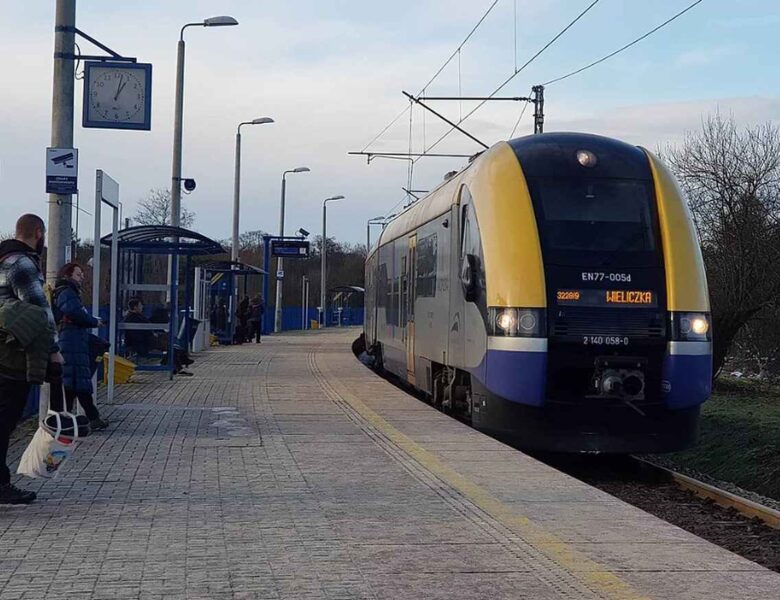 Stacja PK w Wieliczce. Suburbanizacja w Polsce przyspiesza. Sprawdź ceny mieszkań w Poznaniu, Krakowie i na przedmieściach oraz koszty codziennych dojazdów. Autorstwa Igor123121 – Praca własna, CC BY-SA 4.0