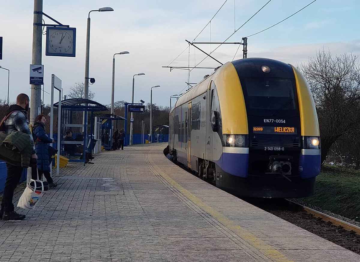 Stacja PK w Wieliczce. Suburbanizacja w Polsce przyspiesza. Sprawdź ceny mieszkań w Poznaniu, Krakowie i na przedmieściach oraz koszty codziennych dojazdów. Autorstwa Igor123121 – Praca własna, CC BY-SA 4.0