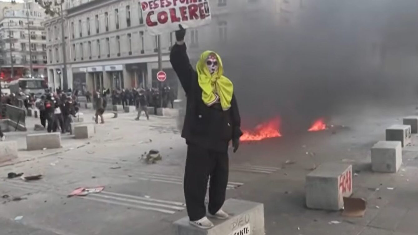 Dlaczego Francuzi protestują? Poznaj przyczyny zamieszek, żądania uczniów i związkowców, wyniki sondaży oraz reakcje Macrona i opozycji. Źródło: Crux na youtube.com