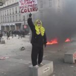 Dlaczego Francuzi protestują? Poznaj przyczyny zamieszek, żądania uczniów i związkowców, wyniki sondaży oraz reakcje Macrona i opozycji. Źródło: Crux na youtube.com