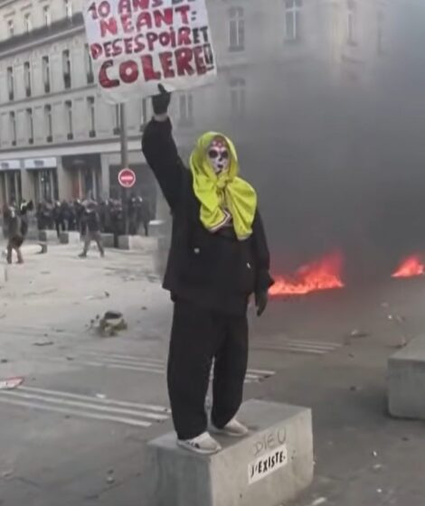 Dlaczego Francuzi protestują? Poznaj przyczyny zamieszek, żądania uczniów i związkowców, wyniki sondaży oraz reakcje Macrona i opozycji. Źródło: Crux na youtube.com