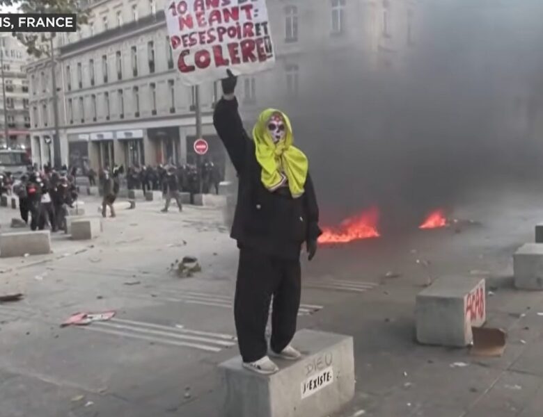 Dlaczego Francuzi protestują? Poznaj przyczyny zamieszek, żądania uczniów i związkowców, wyniki sondaży oraz reakcje Macrona i opozycji. Źródło: Crux na youtube.com