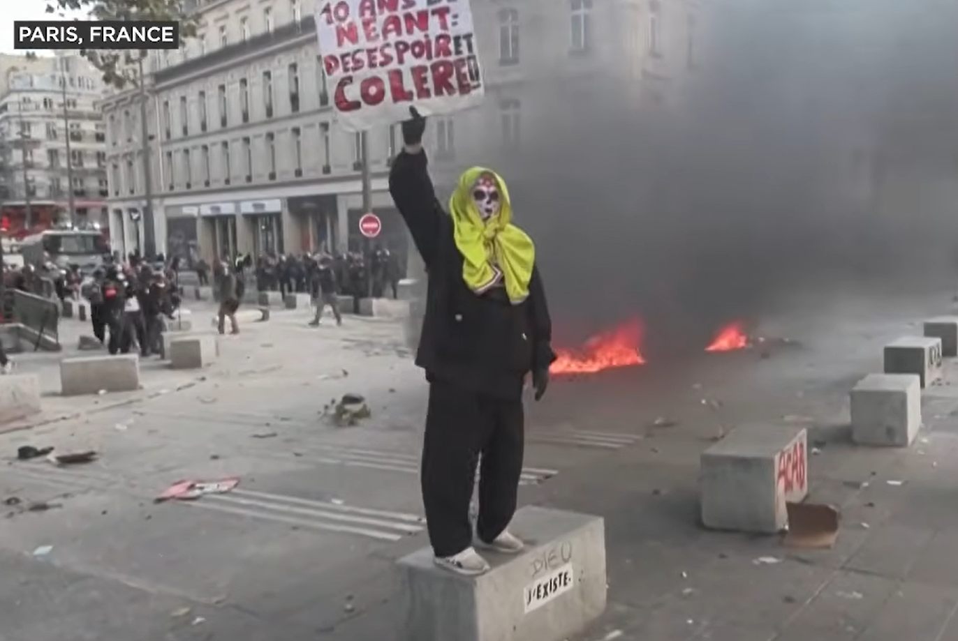 Dlaczego Francuzi protestują? Poznaj przyczyny zamieszek, żądania uczniów i związkowców, wyniki sondaży oraz reakcje Macrona i opozycji. Źródło: Crux na youtube.com