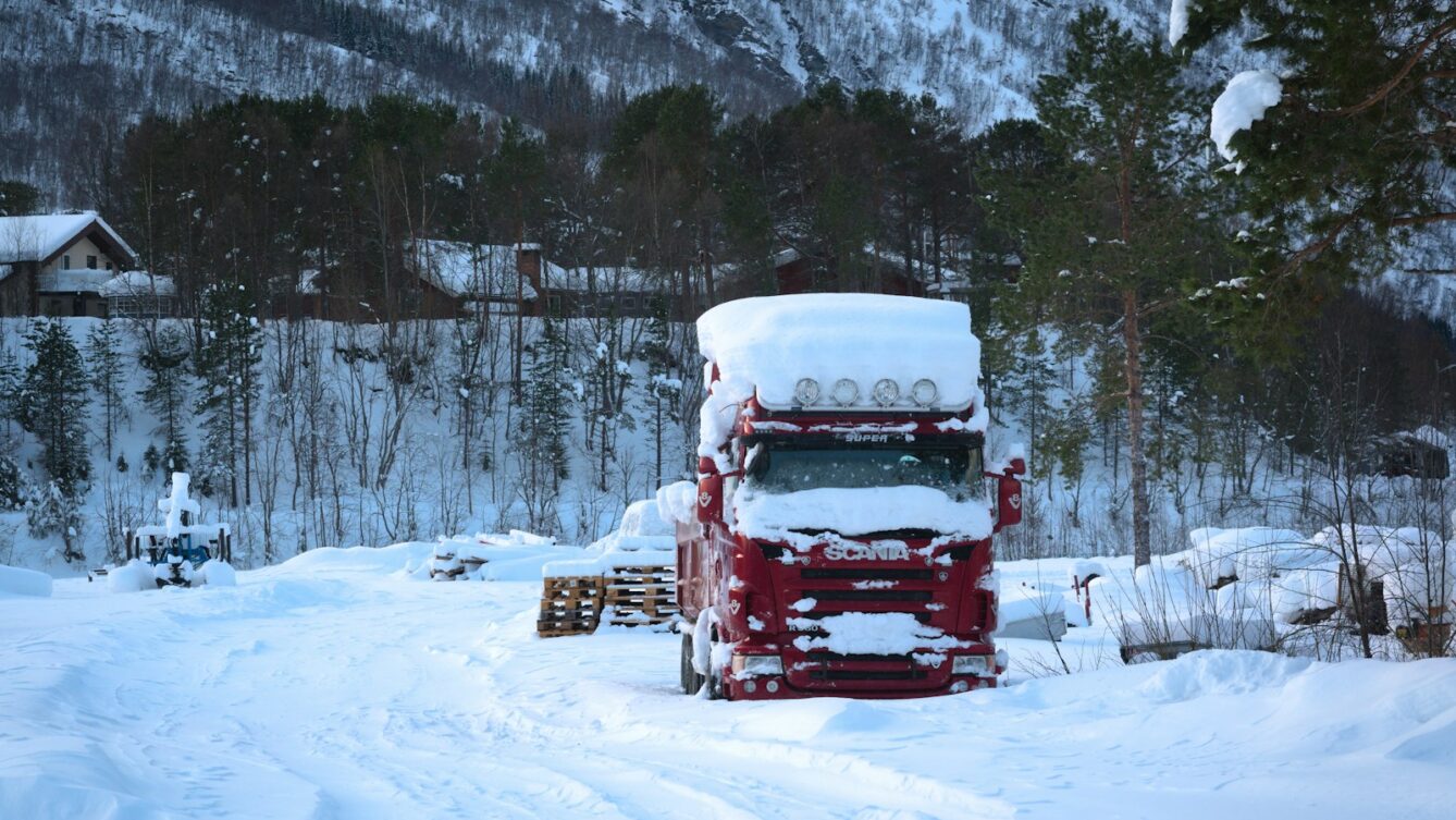 Norwegia zaostrza przepisy od 16 października 2026 roku. Sprawdź wymagania dotyczące opon, bieżnika i łańcuchów dla ciężarówek oraz samochodów osobowych. fot: kai muro/Unsplash