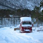 Norwegia zaostrza przepisy od 16 października 2026 roku. Sprawdź wymagania dotyczące opon, bieżnika i łańcuchów dla ciężarówek oraz samochodów osobowych. fot: kai muro/Unsplash