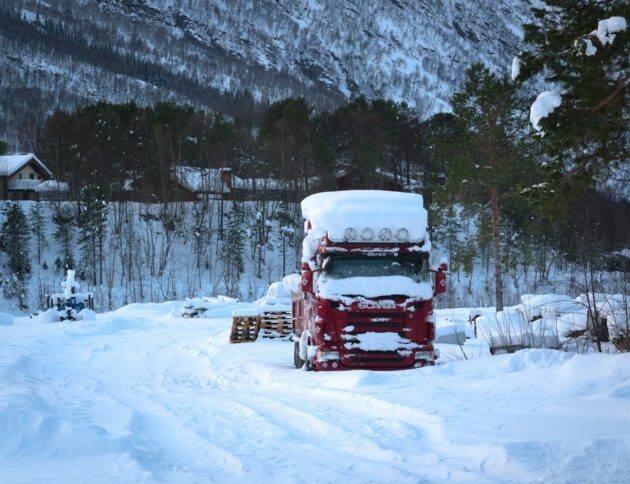 Norwegia zaostrza przepisy od 16 października 2026 roku. Sprawdź wymagania dotyczące opon, bieżnika i łańcuchów dla ciężarówek oraz samochodów osobowych. fot: kai muro/Unsplash