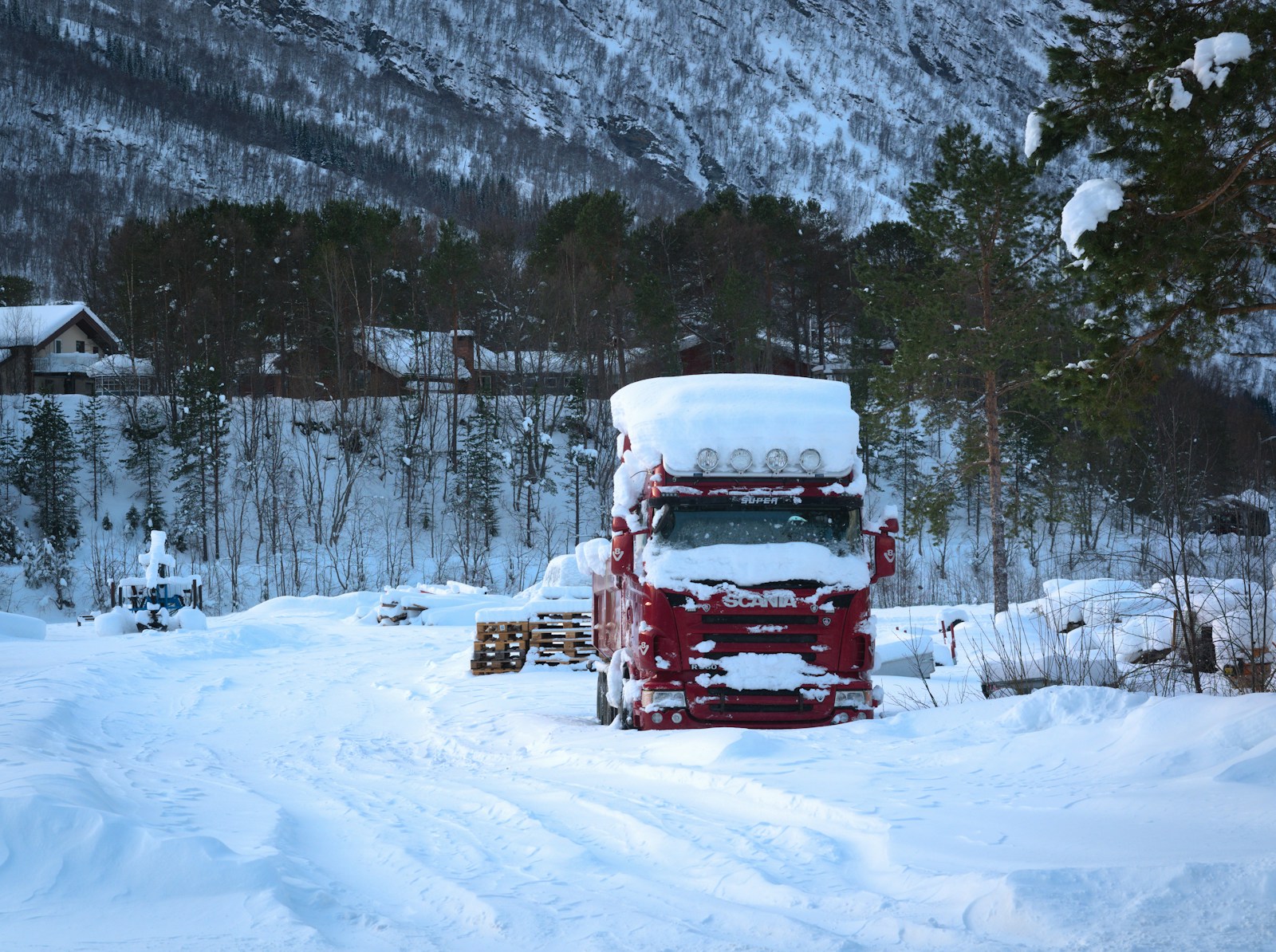 Norwegia zaostrza przepisy od 16 października 2026 roku. Sprawdź wymagania dotyczące opon, bieżnika i łańcuchów dla ciężarówek oraz samochodów osobowych. fot: kai muro/Unsplash