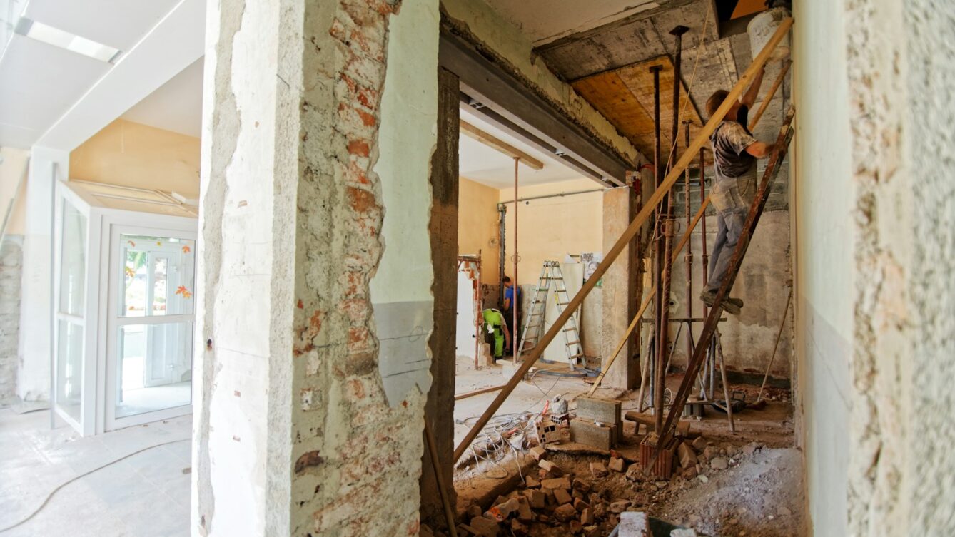 Robisz remont i musisz wejść do mieszkania sąsiada? Sprawdź, kiedy Prawo budowlane na to pozwala i co zrobić, gdy sąsiad odmawia. Fot: Milivoj Kuhar/Unsplash