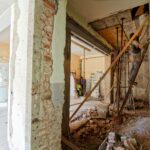 Robisz remont i musisz wejść do mieszkania sąsiada? Sprawdź, kiedy Prawo budowlane na to pozwala i co zrobić, gdy sąsiad odmawia. Fot: Milivoj Kuhar/Unsplash