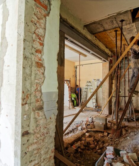 Robisz remont i musisz wejść do mieszkania sąsiada? Sprawdź, kiedy Prawo budowlane na to pozwala i co zrobić, gdy sąsiad odmawia. Fot: Milivoj Kuhar/Unsplash