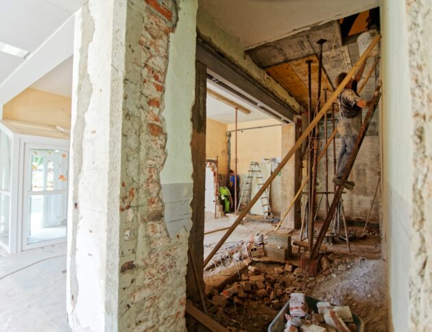 Robisz remont i musisz wejść do mieszkania sąsiada? Sprawdź, kiedy Prawo budowlane na to pozwala i co zrobić, gdy sąsiad odmawia. Fot: Milivoj Kuhar/Unsplash