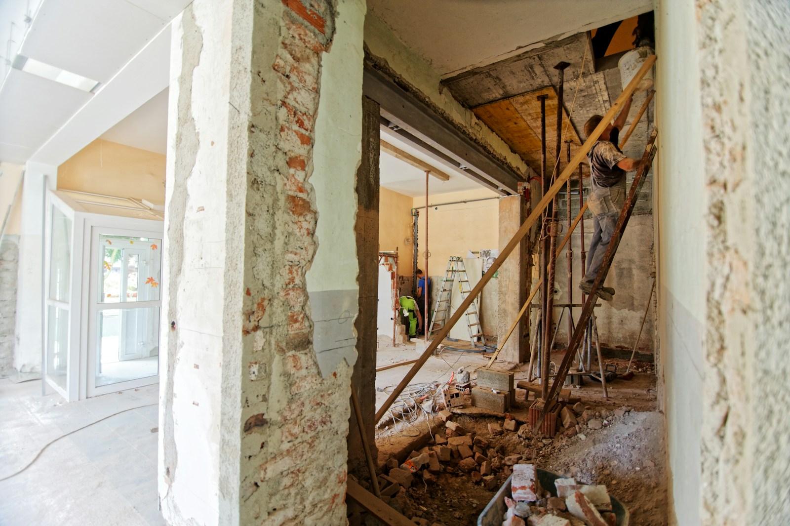 Robisz remont i musisz wejść do mieszkania sąsiada? Sprawdź, kiedy Prawo budowlane na to pozwala i co zrobić, gdy sąsiad odmawia. Fot: Milivoj Kuhar/Unsplash