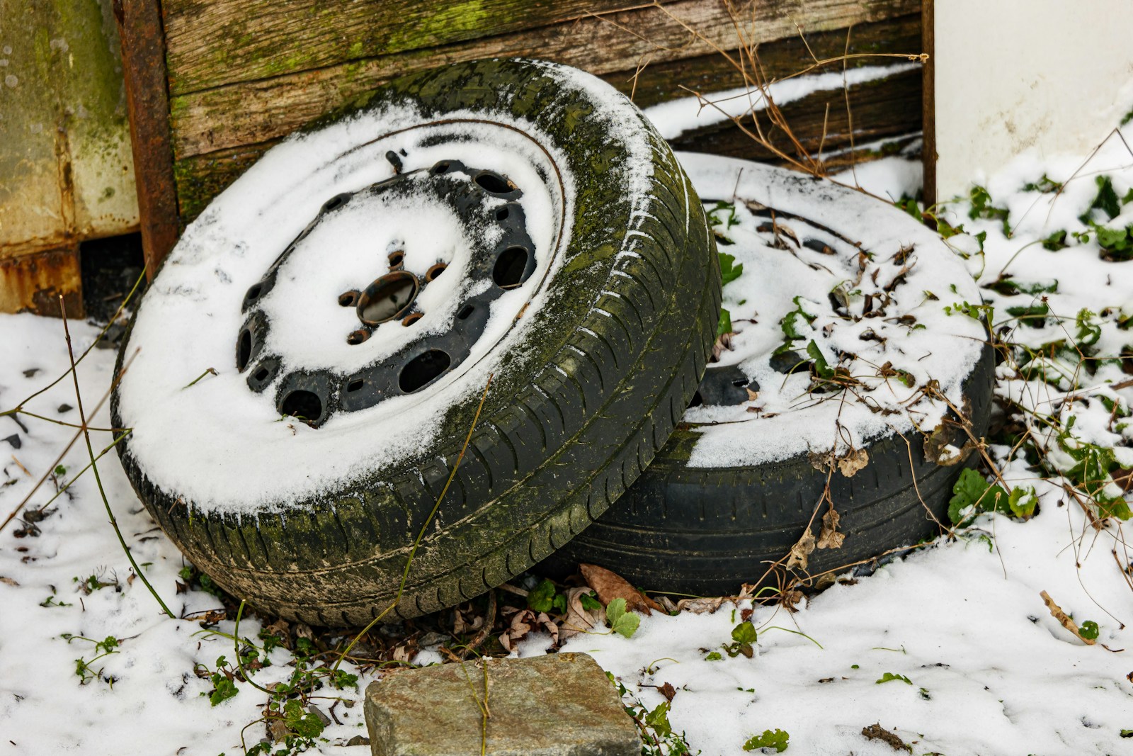 Ile lat można używać opon zimowych? Sprawdź wyniki badań, datę produkcji, zasady przechowywania, ceny wulkanizacji i sposoby samodzielnej wymiany kół. fot: Sergej *****/Unsplash