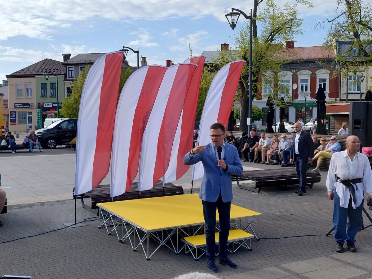 mężczyzna na tle flag