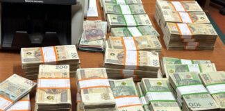 Jesteś w PPK? Rząd szykuje cenny prezencik! pieniądze w paczkach na stole