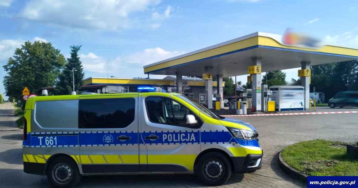 samochód policyjny na stacji paliw
