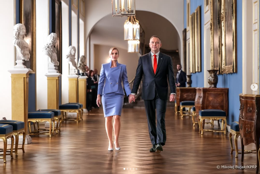 para kobieta i mężczyzna idący trzymając się z ręce