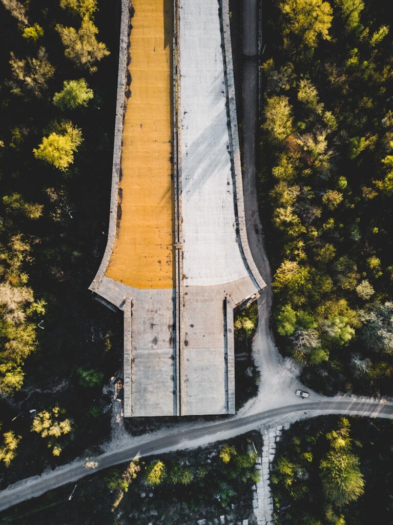 budowa wiaduktu z lotu ptaka/fot: Ivan Bandura/Unsplash