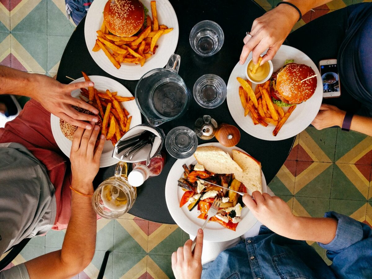 stół z jedzeniem w restauracji/ Fot: Dan Gold/ Unsplash