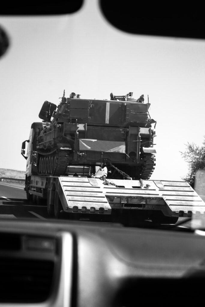 transport wojskowy na autostradzie/ fot: Edgar Louis/Unsplash
