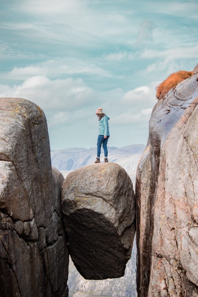 Kjeragbolten - legendarna norweska atrakcja turystyczna/ Photo by Liam Hans/Unsplash